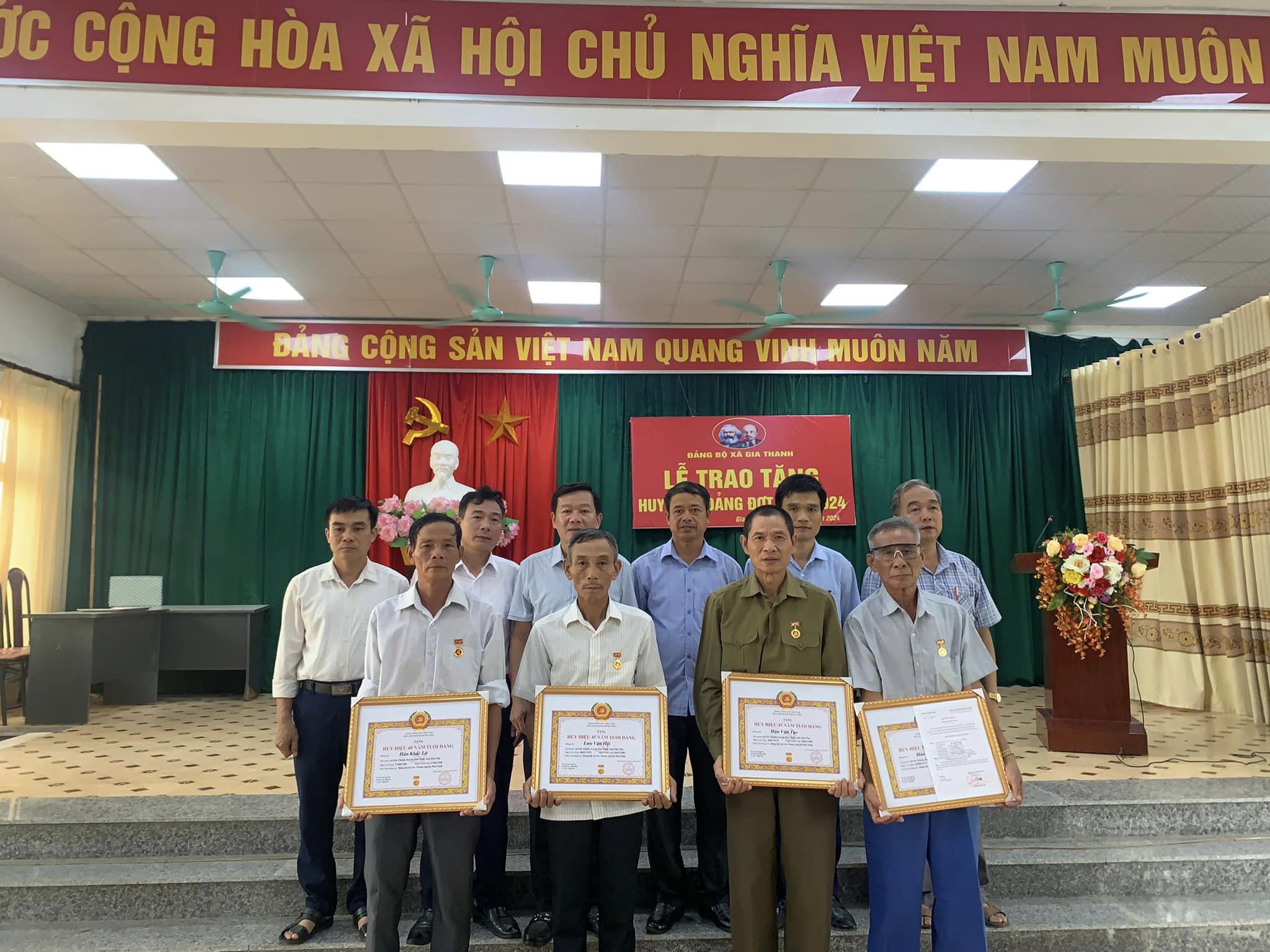 Xã Gia Thanh tổ chức Lễ trao huy hiệu Đảng cho 5 đồng chí được nhận huy hiệu Đảng đợt 2/9/2024